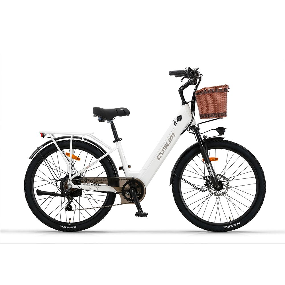 Weißes Elektrofahrrad mit Korb, schwarzem Rahmen und Reifen. Marke CYSUM.