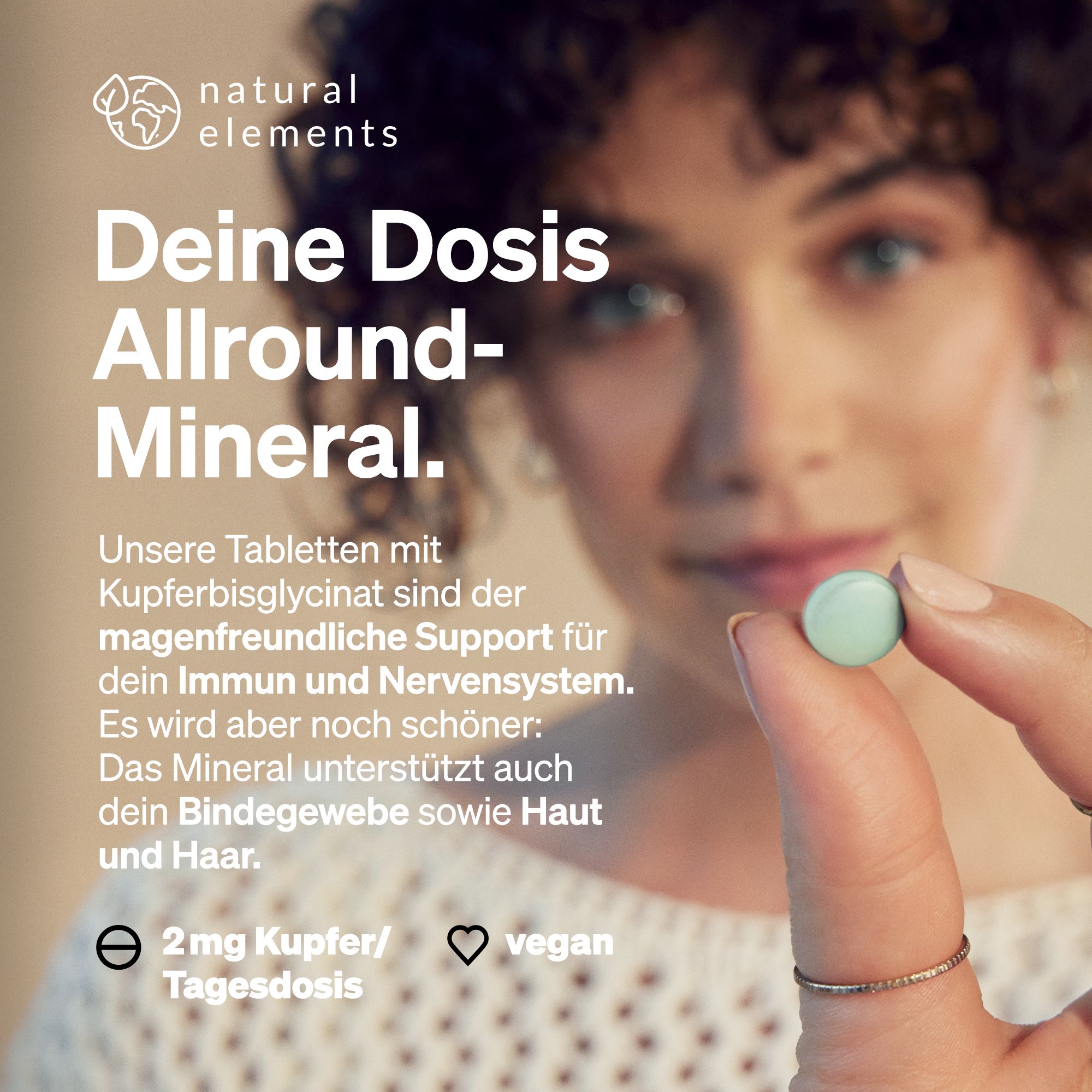 Frau hält Tablette. Text: "Deine Dosis Allround-Mineral". Enthält 2mg Kupfer pro Tagesdosis. Vegan.