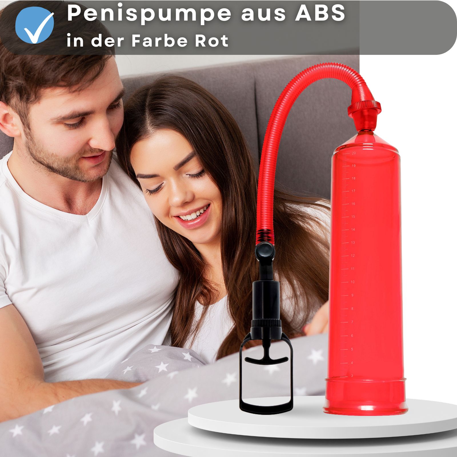 Rote Penis-Pumpe mit Pumpgriff. Paar im Bett. Text: Penis-Pumpe aus ABS, rot.