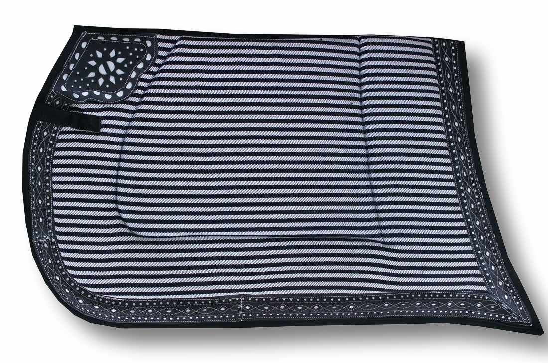 Schabracke mit schwarzen und weißen Streifen. Schwarze Einfassung und Zierleiste. Quadratische Form.