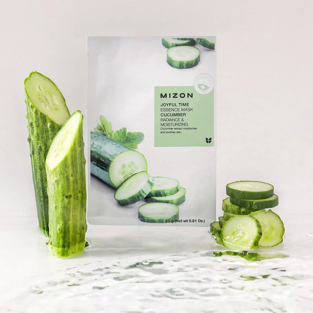Gesichtsmaske mit Gurkenmotiv und Gurkenscheiben. Daneben ganze und geschnittene Gurken. Aufschrift: MIZON Joyful Time Essence Mask Gurke.