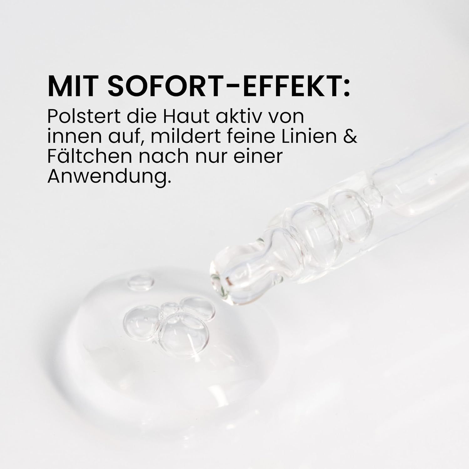 Tropfen Serum auf weißem Hintergrund. Text: Mit Sofort-Effekt: Polstert die Haut aktiv auf, mildert feine Linien & Fältchen nach nur einer Anwendung.