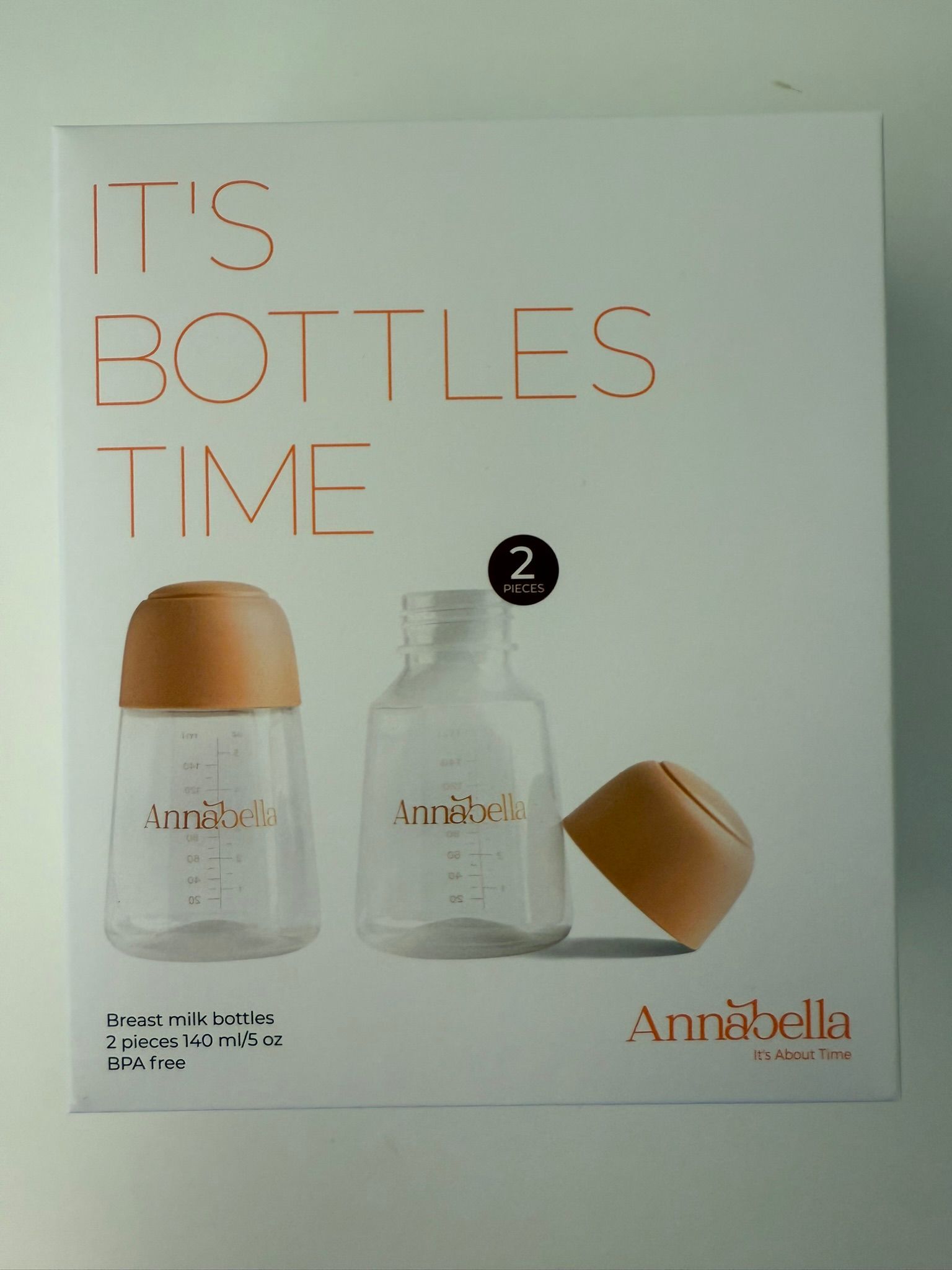 Verpackung mit zwei Flaschen. Text: "IT'S BOTTLES TIME". Logo "Annabella". Flaschen mit Deckeln, Skala sichtbar.