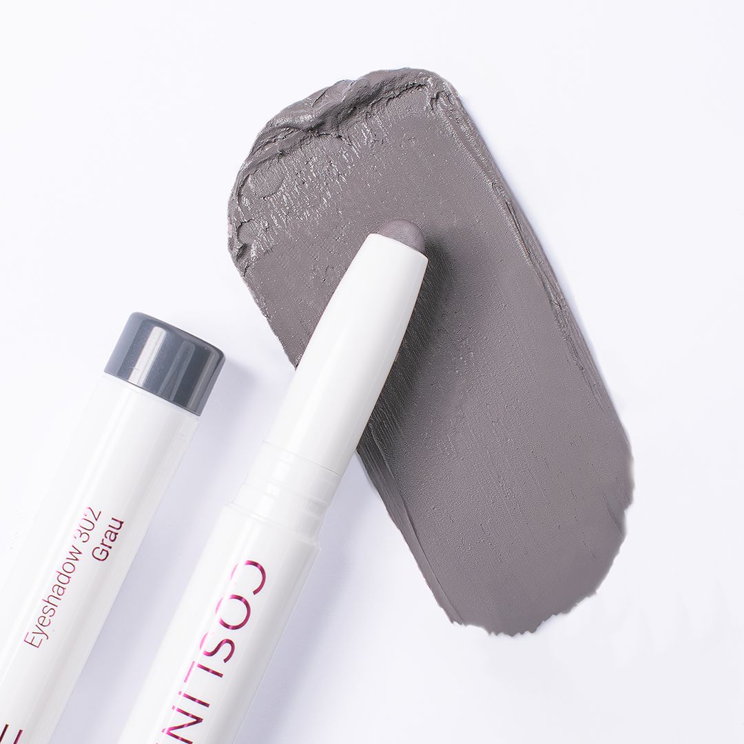 Grauer Lidschattenstift und Lidschatten-Abstrich. Aufschrift: Eyeshadow 302 Grau. Weißer Stift, graue Spitze.