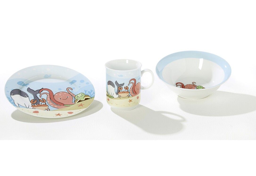 Kindergeschirrset Unterwasserwelt, 3-teilig. Teller, Becher und Schüssel mit Unterwassermotiven. Auf weißem Hintergrund.