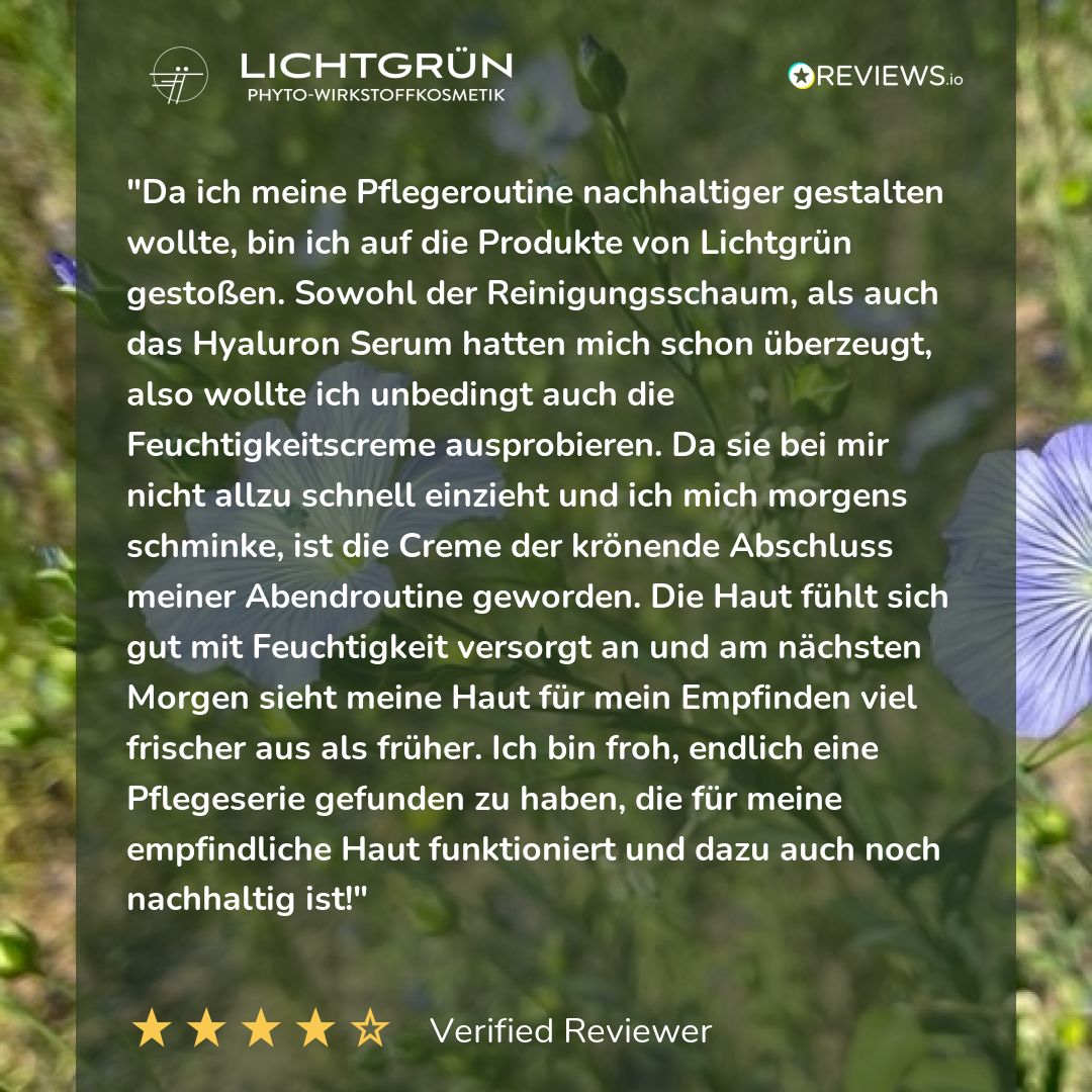 Text: Kundenrezension über die Produkte von LICHTGRÜN. Erwähnt Reinigungsschaum und Hyaluronserum. 5 Sterne Bewertung.