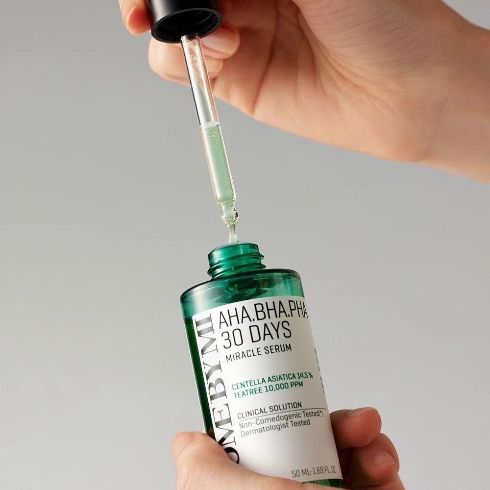 Hände halten eine grüne Serumflasche mit Pipette. Pipette entnimmt Serum. Aufschrift: AHA.BHA.PHA 30 DAYS MIRACLE SERUM.