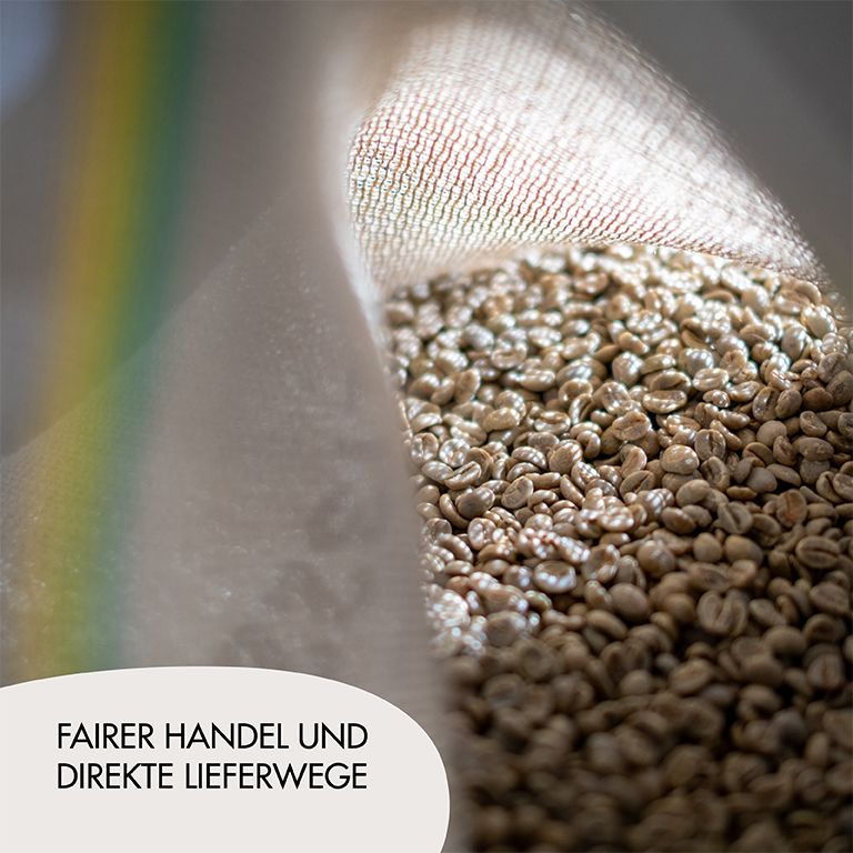 Kaffeebohnen in einem Sack. Text: Fairer Handel und direkte Lieferwege.