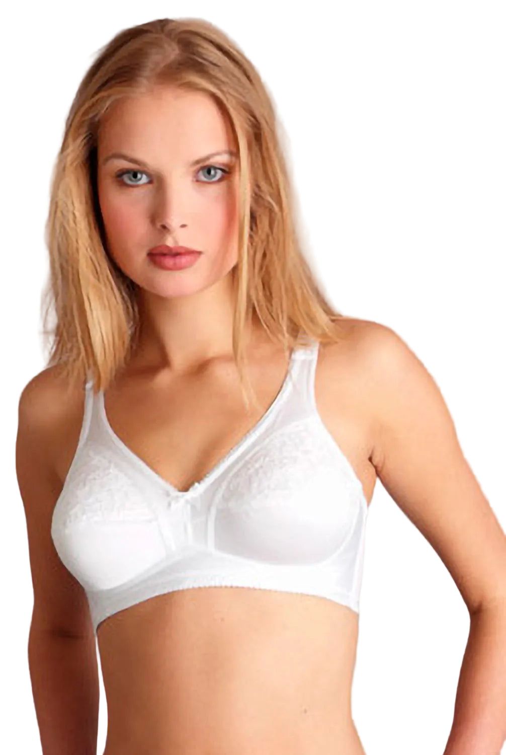 Eine Frau trägt einen weißen BH aus Satin und Spitze. Blick auf die Kamera, Ausschnitt des BHs sichtbar.