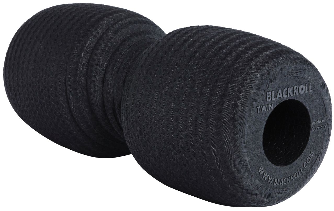Schwarze BLACKROLL® TWIN Faszienrolle. Zylindrische Form mit zwei Rollflächen, verbunden durch einen schmaleren Mittelteil. Logo und Schriftzug.