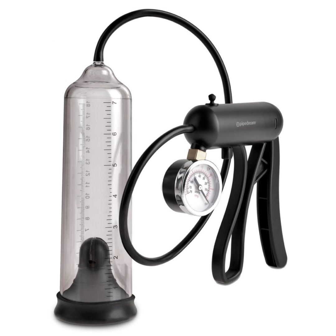 Pumpe mit Zylinder, Manometer und Griff. Schwarze Elemente, transparente Zylinder mit Skala. Schlauch verbindet Teile.