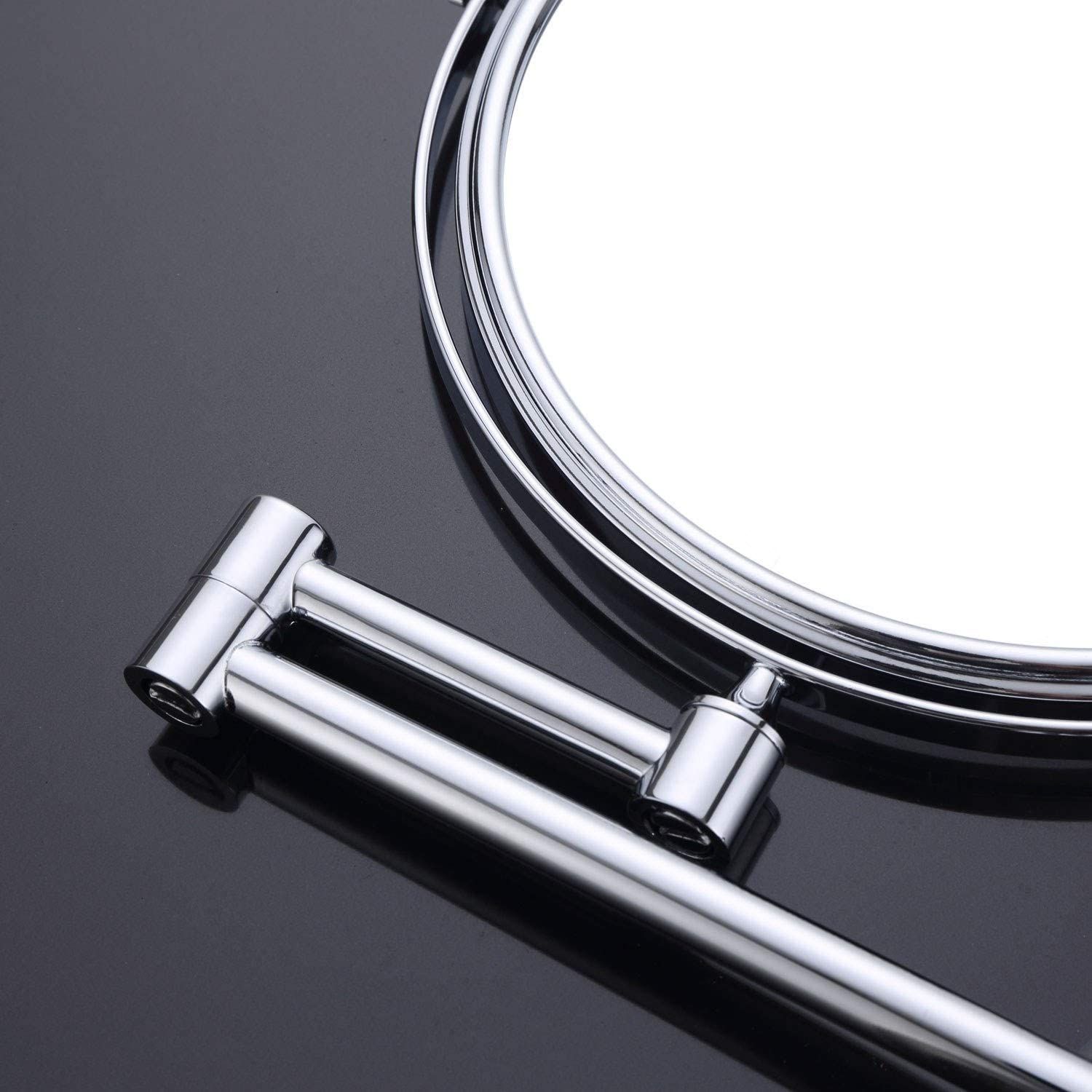 Detailansicht des Gelenkarms eines Wandspiegels aus Chrom.