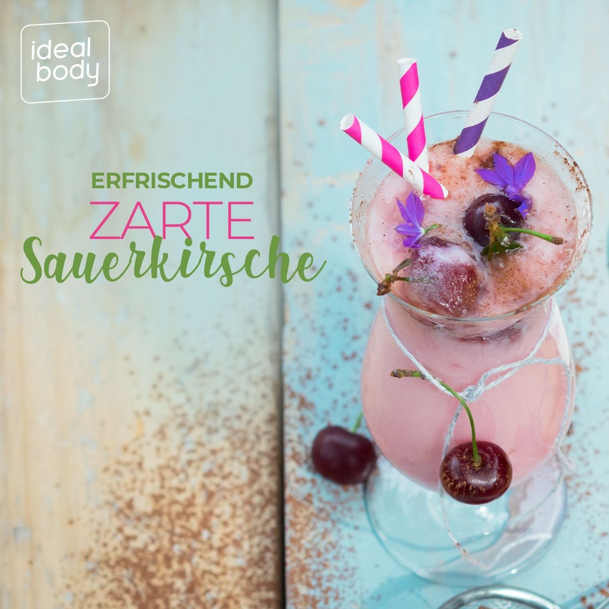 Glas mit rosa Getränk, Kirschen und Strohhalmen. Text: "ERFRISCHEND ZARTE SAUERKIRSCHE".