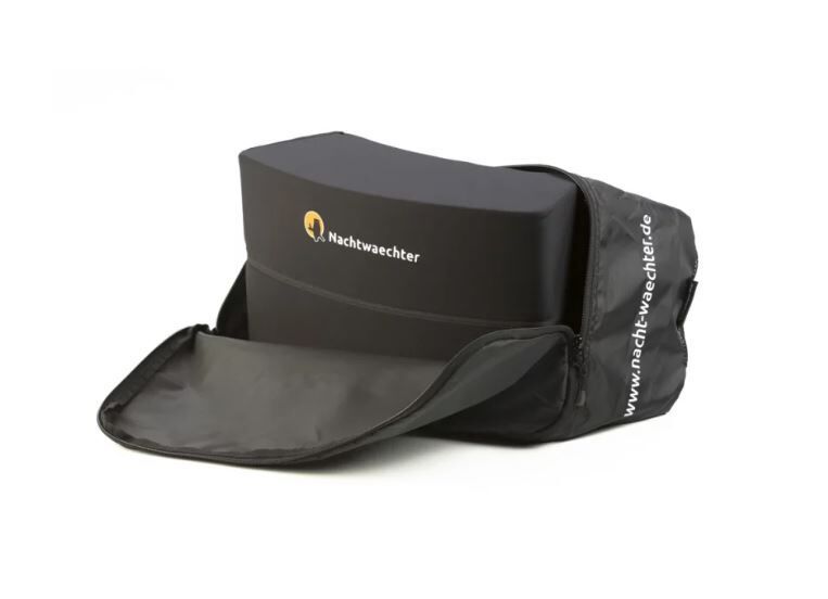 Schwarze Reisetasche, offen, mit einem schwarzen Produkt. Auf dem Produkt ist das Logo von Nachtwaechter zu sehen.