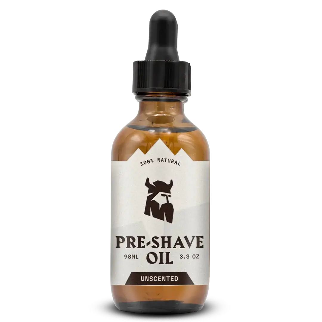 Braune Glasflasche mit schwarzem Tropfer. Aufkleber mit Logo und Schriftzug: PRE-SHAVE OIL, UNSCENTED. 100% Natural.