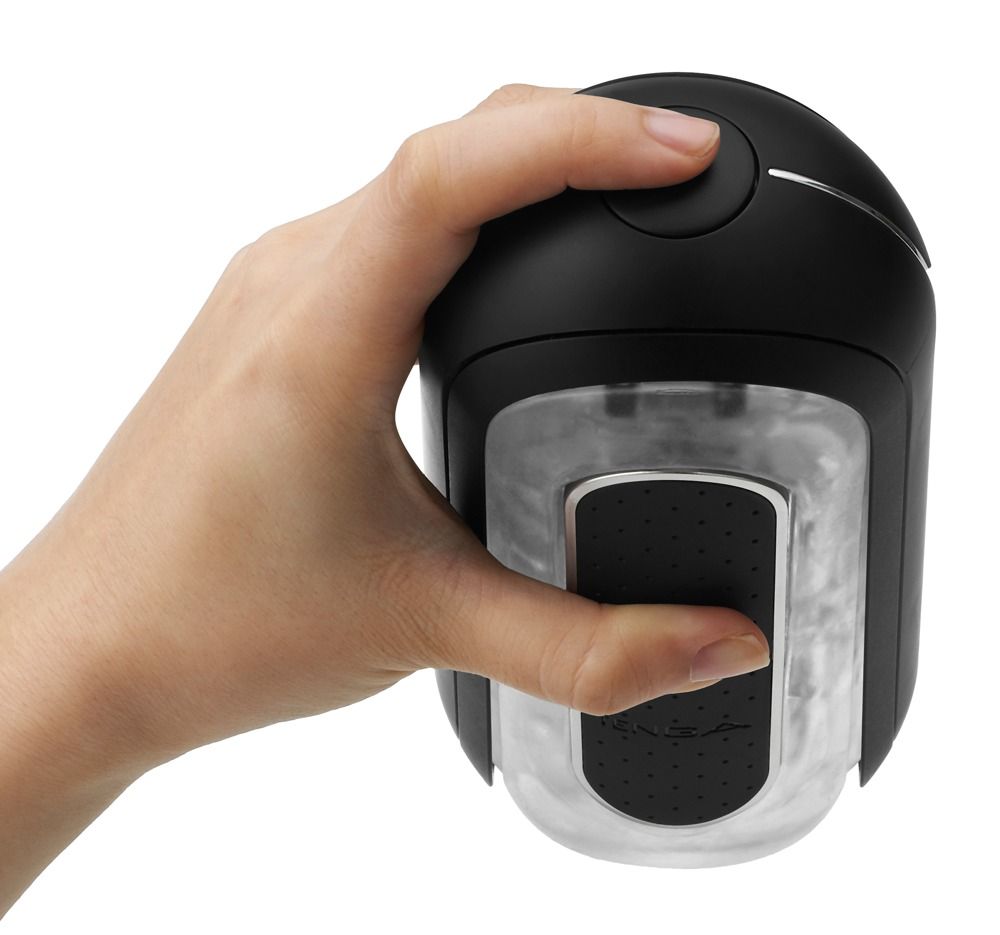 TENGA Flip Zero Electronic: Hand hält schwarzen Vibrator mit transparentem Gehäuse.
