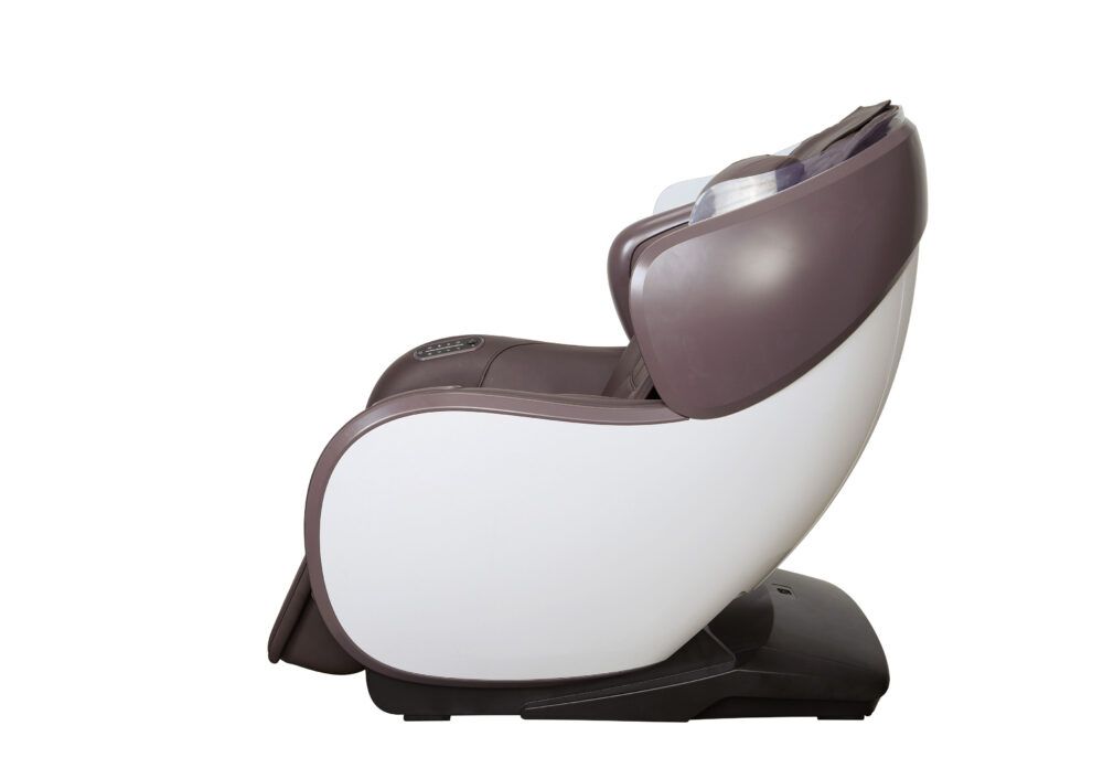 Massagesessel, braunes Kunstleder, weißes Gehäuse, Armlehnen, Kopfstütze, Fußstütze. Seitliche Ansicht.