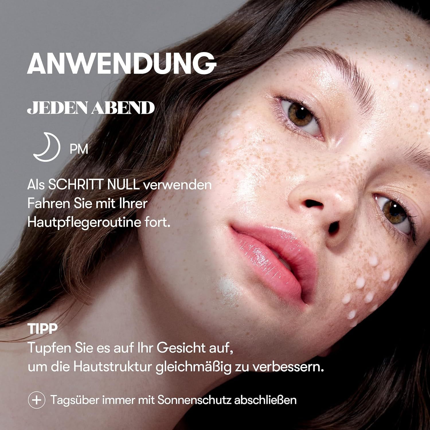Gesicht einer Frau mit Produkt auf der Haut. Text: Anwendung, jeden Abend. Tipp: Auf Gesicht auftupfen.
