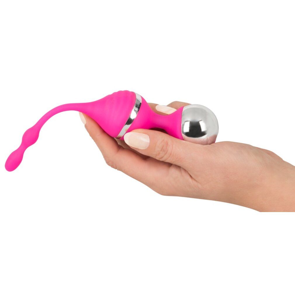 Rosa Liebeskugeln, gehalten in einer Hand. Silberner Akzent und Kugel. Wellenförmige Details.