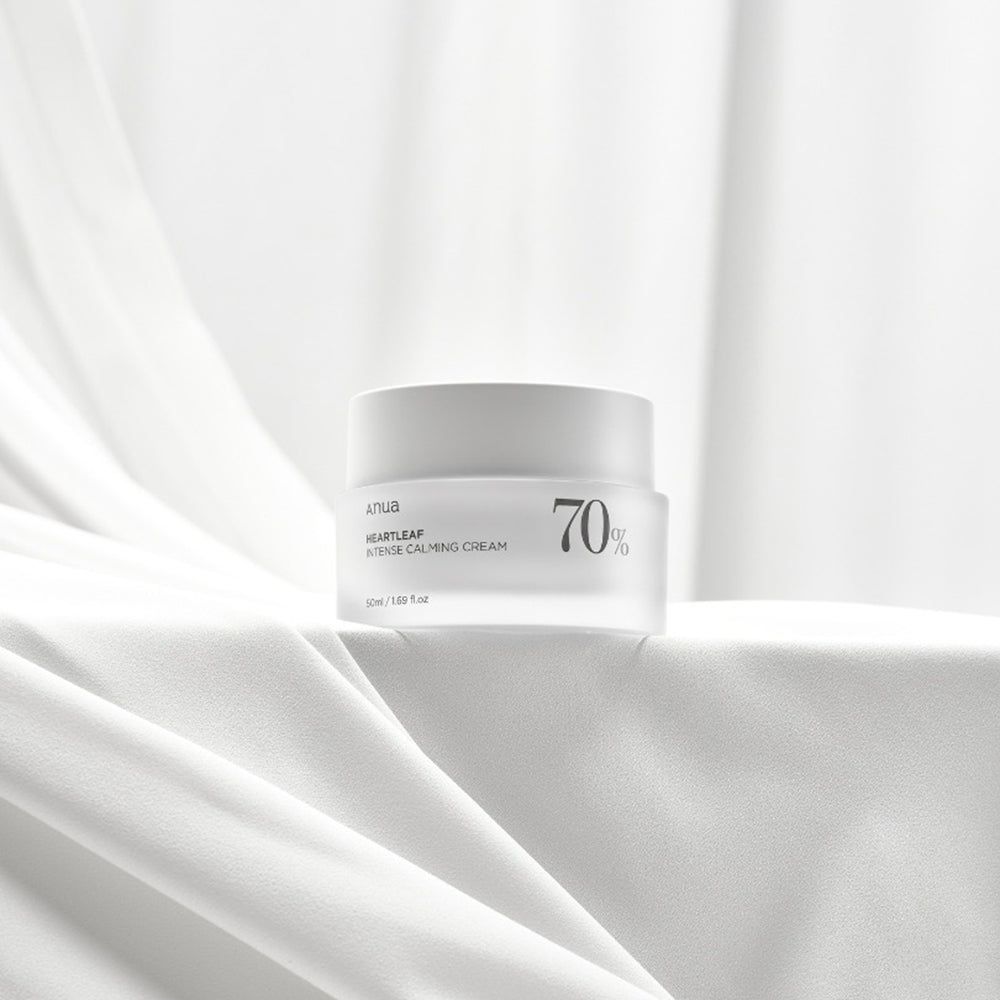 Creme-Tiegel auf weißem Stoff. Aufschrift: Anua, Heartleaf Intense Calming Cream, 70%.