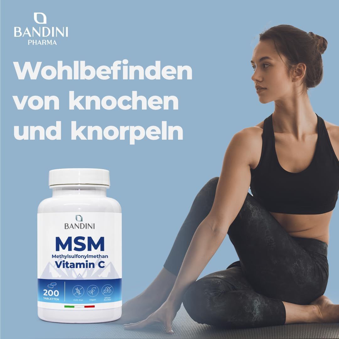 Weiße Tablettenflasche mit blauem Etikett. Aufschrift: Bandini MSM Vitamin C. 200 Tabletten. Frau beim Yoga.