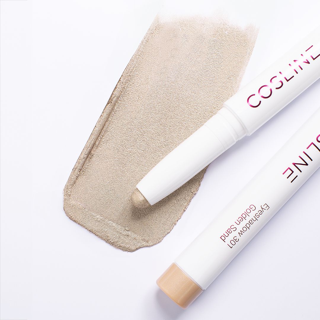Zwei weiße Lidschattenstifte und ein goldfarbener Lidschatten-Abstrich. Text: Cosline, Eyeshadow 301 Golden Sand.