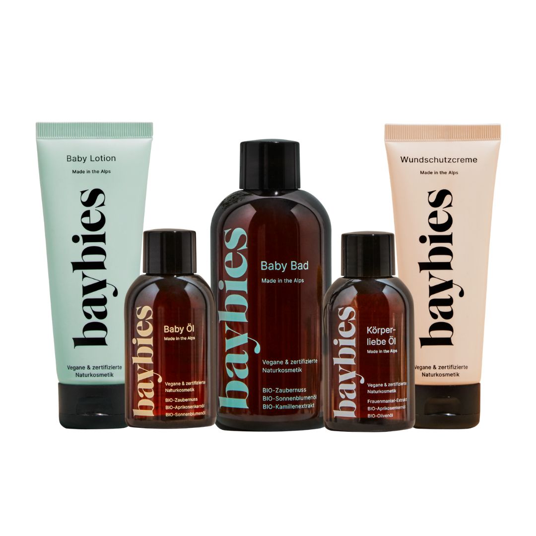 Fünf Produkte der Marke baybies: Baby Lotion, Baby Öl, Baby Bad, Körperliebe Öl und Wundschutzcreme. Alle in verschiedenen Behältern.