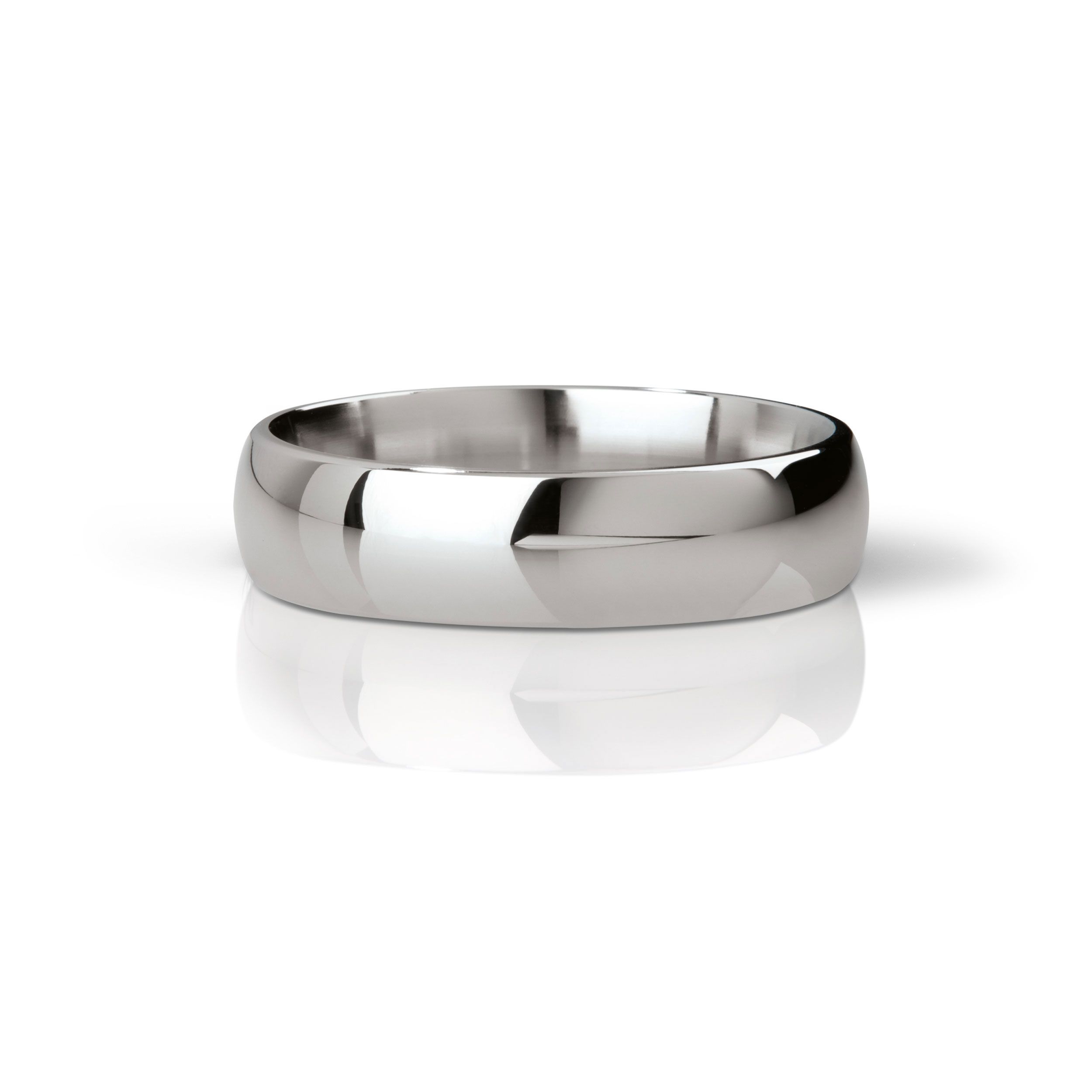 Ring aus poliertem Metall. Runde Form, glatte Oberfläche. Reflexionen auf der Unterseite.