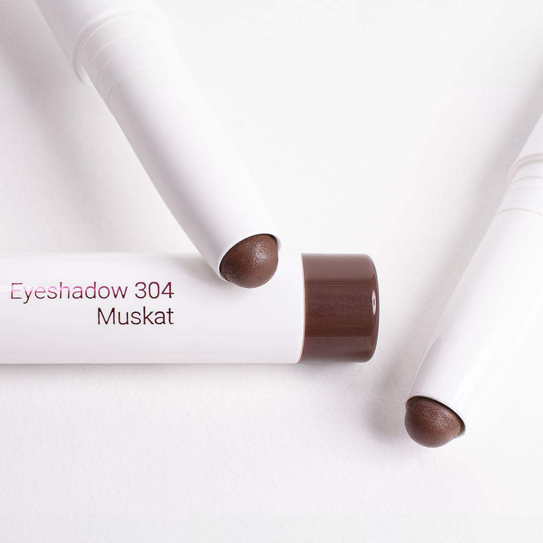 Drei weiße Stifte mit braunem Lidschatten. Auf einem Stift steht 'Eyeshadow 304 Muskat'.