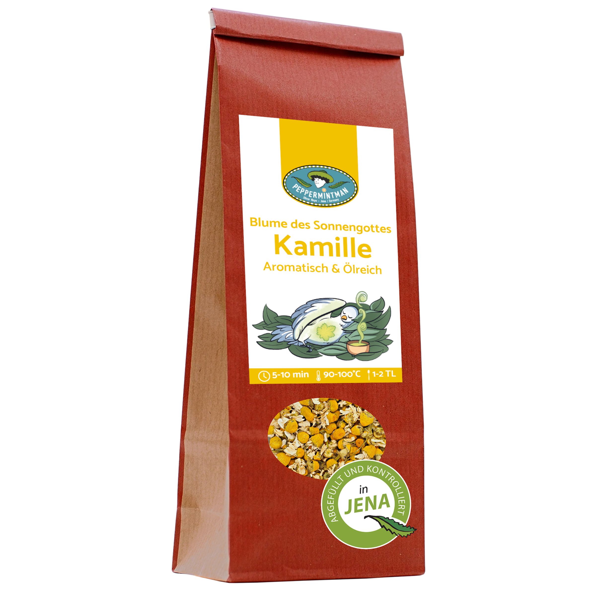 Braune Papiertüte mit Kamillenblüten-Tee. Aufdruck: Kamille, aromatisch & ölreich. Logo: Pinguin. Siegel: In Jena abgefüllt.