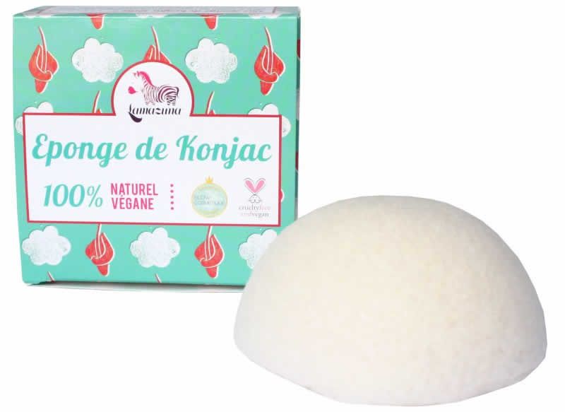 Konjac-Schwamm und Verpackung. Schwamm in Kuppelform, cremefarben. Verpackung mit Logo und Text.