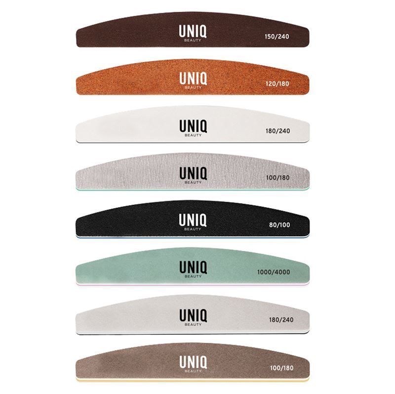 Sieben halbmondförmige Nagelfeilen. Verschiedene Farben und Körnungen. Marke: UNIQ. Körnungen: 150/240, 120/180, 180/240, 100/180, 80/100, 1000/4000.