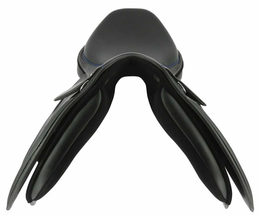 Draufsicht auf einen schwarzen Sattel. Blaue Naht entlang der Sitzfläche. Sattelblätter.