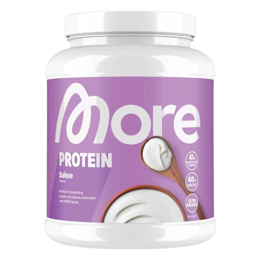 Weißes Protein-Pulver-Behälter mit lila Etikett. Aufschrift: More Protein Sahne. Abbildung: Löffel mit Creme.