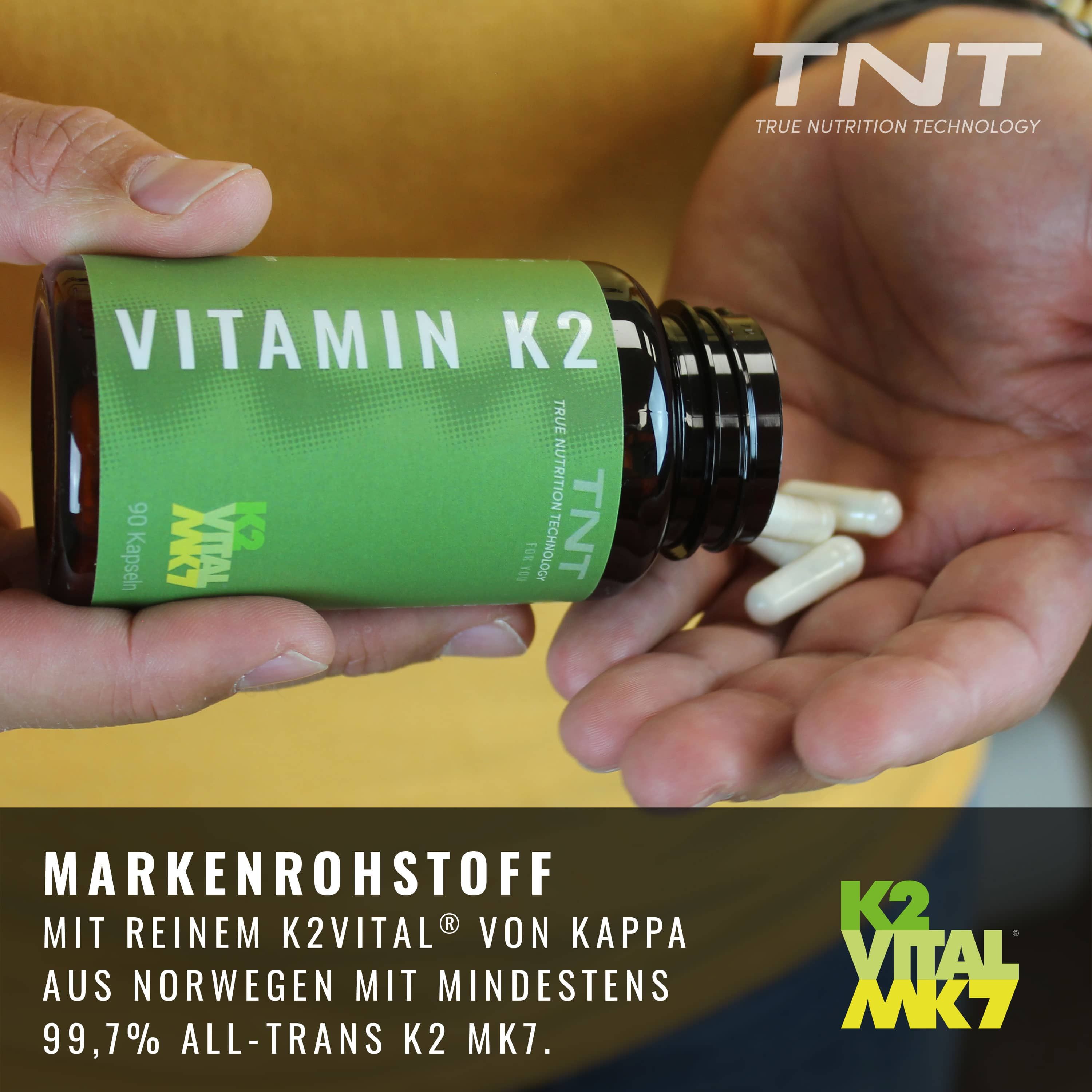 Hände halten Flasche Vitamin K2. Text: Markenrohstoff, mit reinem K2VITAL von Kappa, aus Norwegen, mindestens 99,7% all-trans K2 MK7.