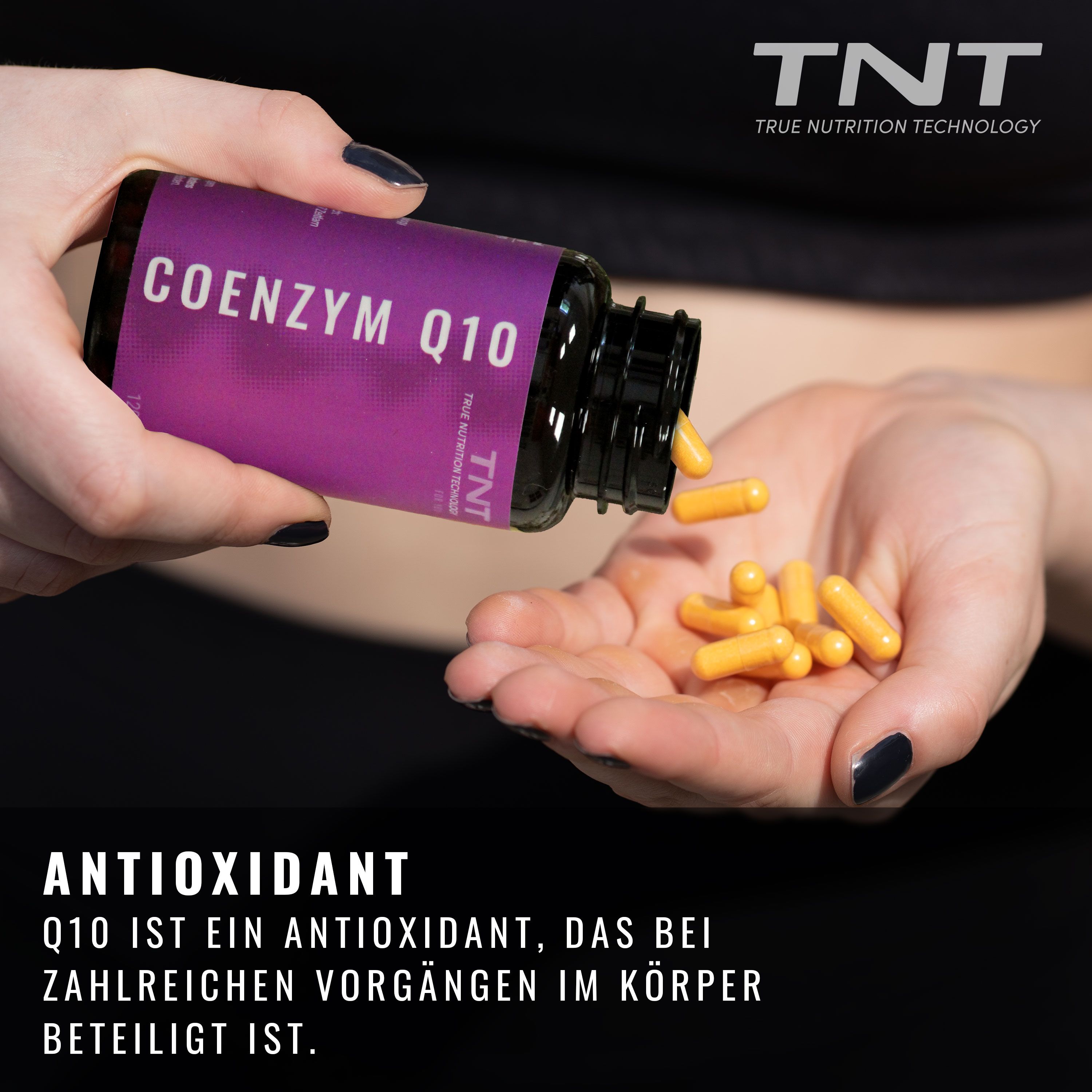 Hände halten Flasche und Kapseln. Text: COENZYM Q10. Aufschrift: Antioxidant. Kapseln sind orange.