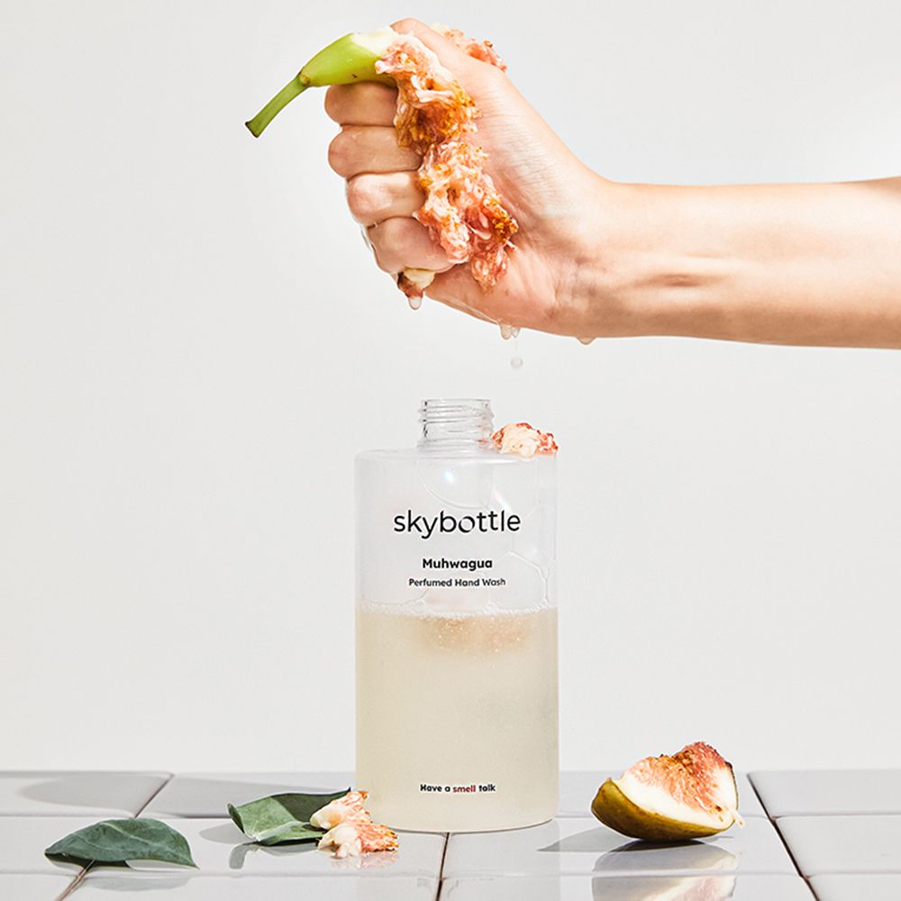Flasche mit Pumpe, Feigenstücke. Aufschrift: skybottle, Muhwagua, Perfumed Hand Wash. Untertitel: Have a smell talk.