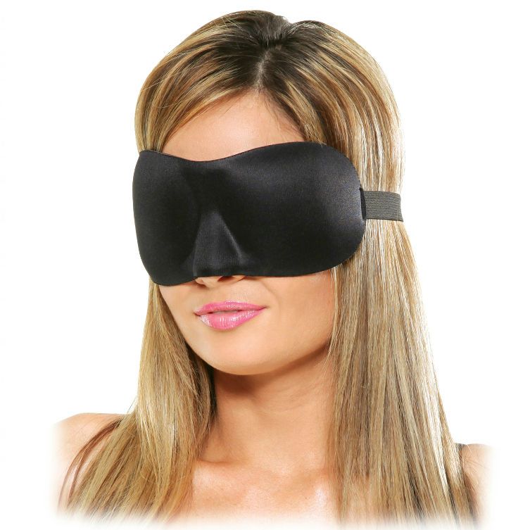 Schwarze Augenmaske auf einer Frau. Elastisches Band. Weiches Material. Geformt für die Augenpartie.