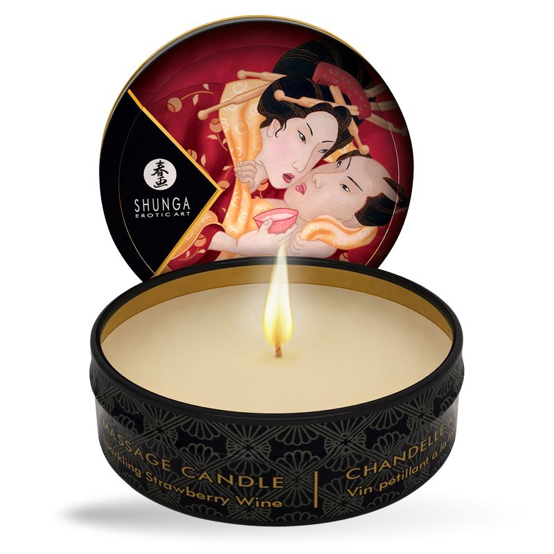 Massagekerze in Dose mit Deckel. Aufschrift: Shunga. Motiv: erotische Kunst. Kerze brennt. Text: Massage Candle, Strawberry Wine.