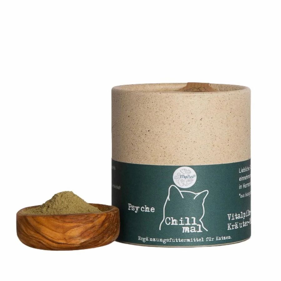 Zylinderförmige Dose mit grünem Etikett und Produktnamen. Daneben eine Holzschale mit grünem Pulver. Text: Chill mal, Ergänzungsfuttermittel für Katzen.