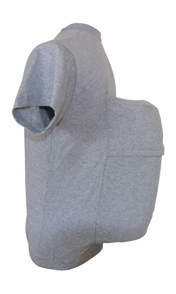 Graues T-Shirt mit angenähtem, rechteckigem Rückenteil. Seitenansicht, Produkt freigestellt.