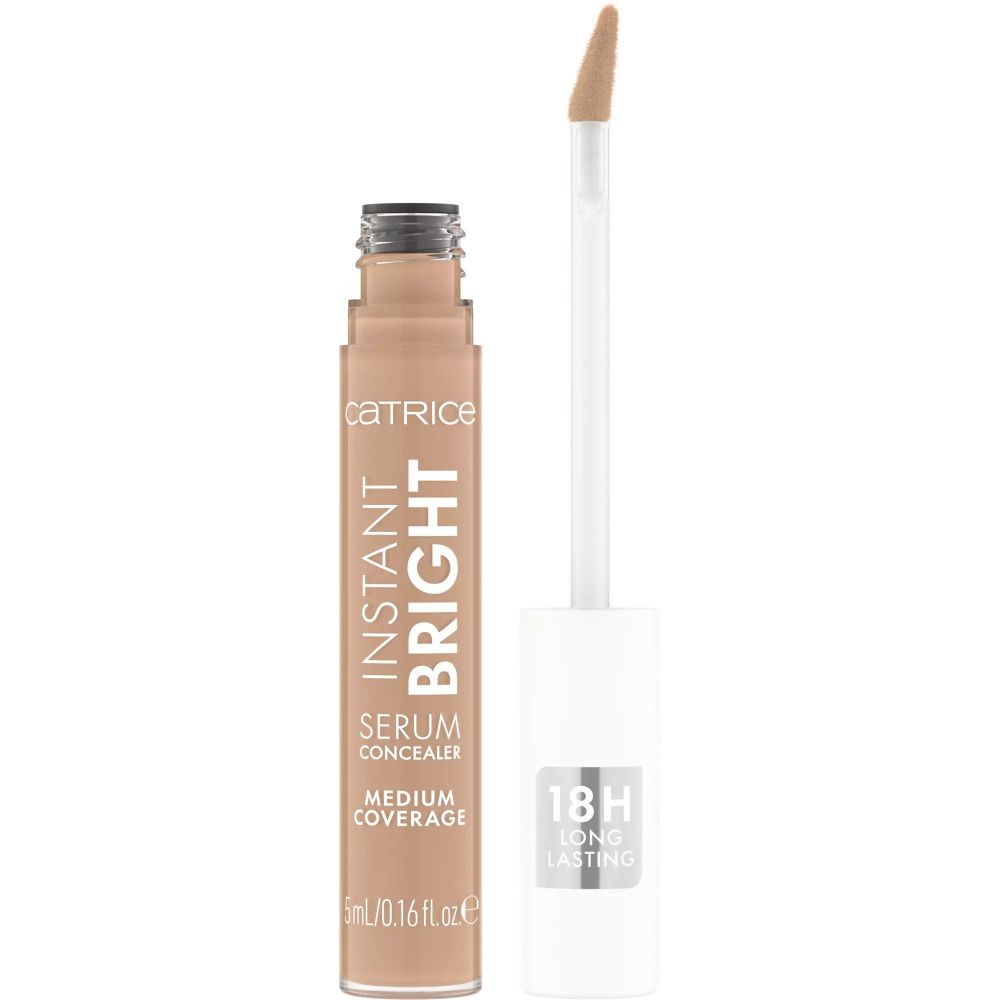 Concealer-Tube mit geöffnetem Deckel und Applikator. Aufschrift: CATRICE, INSTANT BRIGHT, SERUM CONCEALER, MEDIUM COVERAGE. 18H Long Lasting.