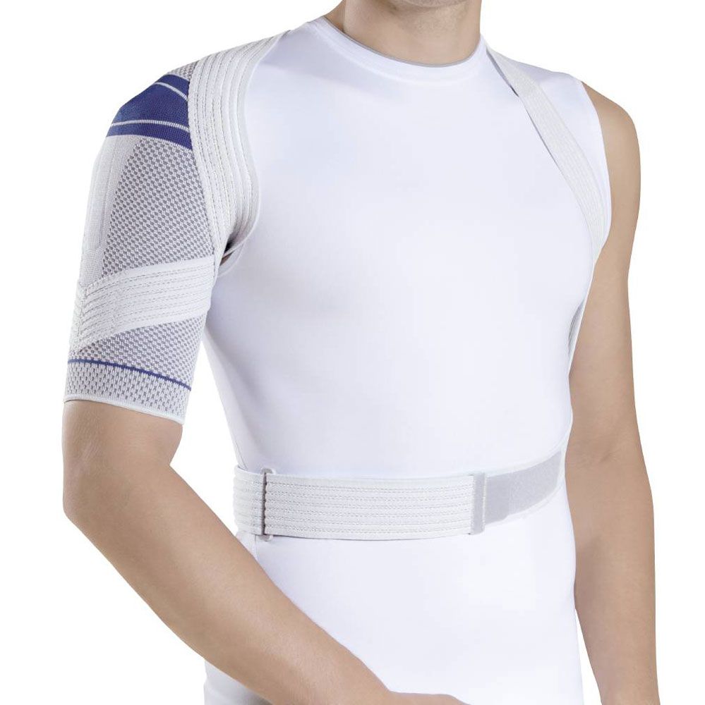 Bauerfeind OmoTrain Schulterbandage am linken Arm eines Mannes, weiß und blau.