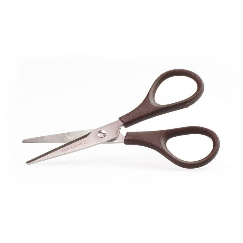 Schere mit braunen Griffen und silberfarbenen Klingen. Auf der Klinge ist "LILA LOVES IT" eingraviert.