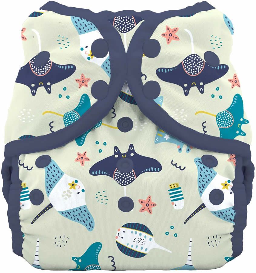 Schwimmwindel mit Meeresmotiven. Beige Grundfarbe mit blauen Rändern und Druckknöpfen. Muster mit Rochen, Seesternen und maritimen Elementen.