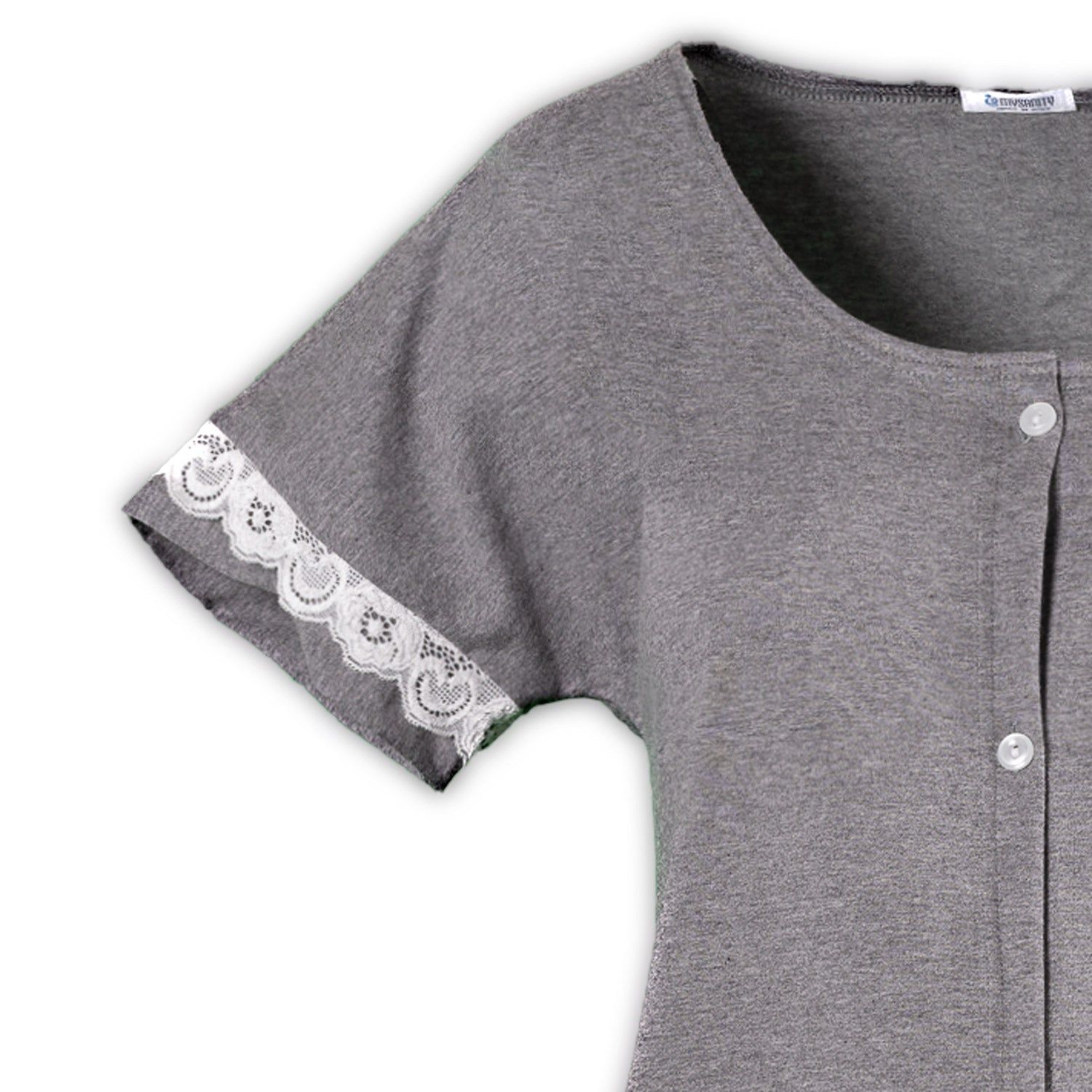 Detailaufnahme: Ärmel eines grauen Geburtshemdes mit weißer Spitze. Knöpfe sichtbar.