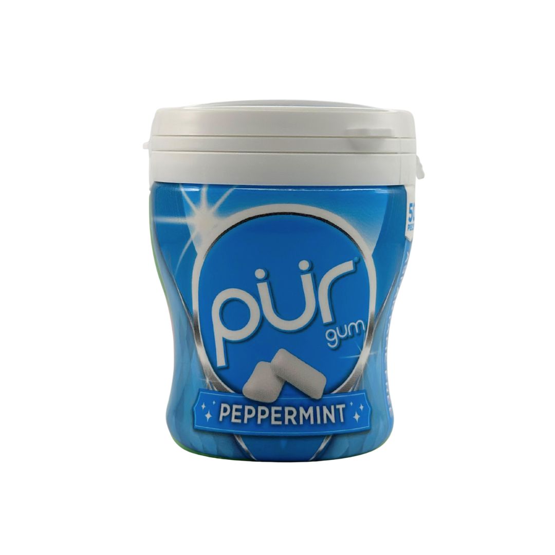 Pur Gum Peppermint Kaugummi in blauem Behälter mit zwei Kaugummistücken.
