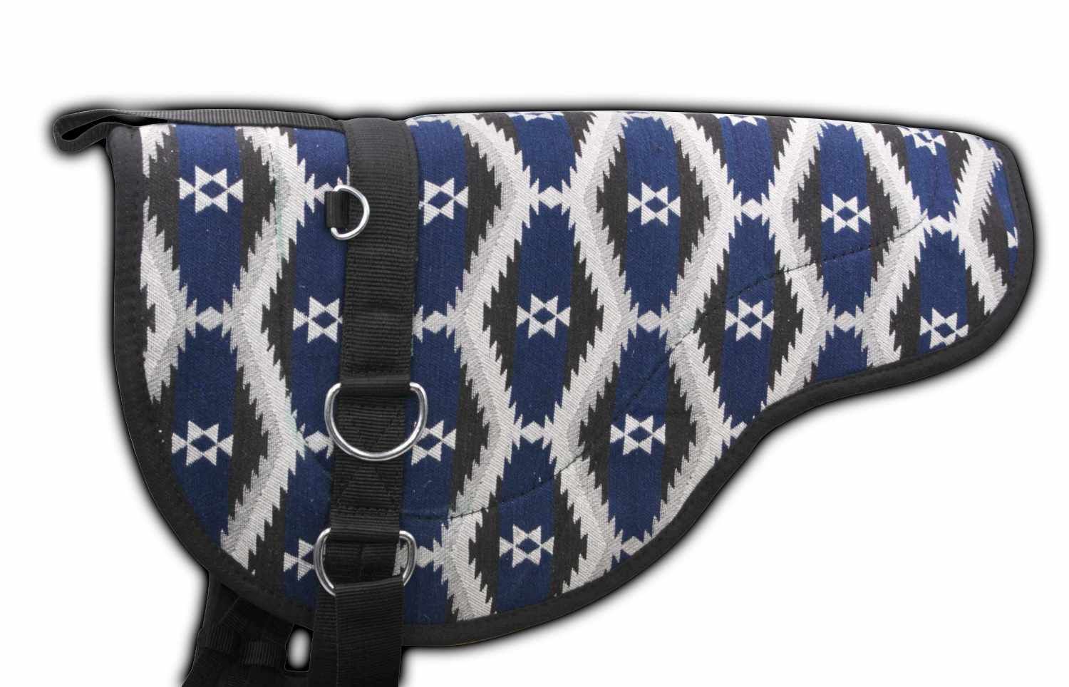 Reitkissen mit blauem Navajo-Muster, schwarzem Rand und Riemen mit Metallringen.