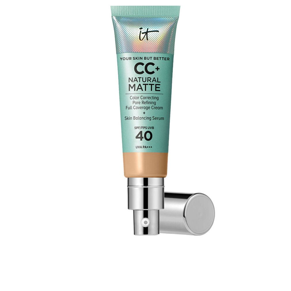 Tube Creme-Make-up, grün-silberfarben. Text: CC+, Natural Matte, SPF 40. Farbton: Medium Tan. Mit Spender. Auf weißem Hintergrund.