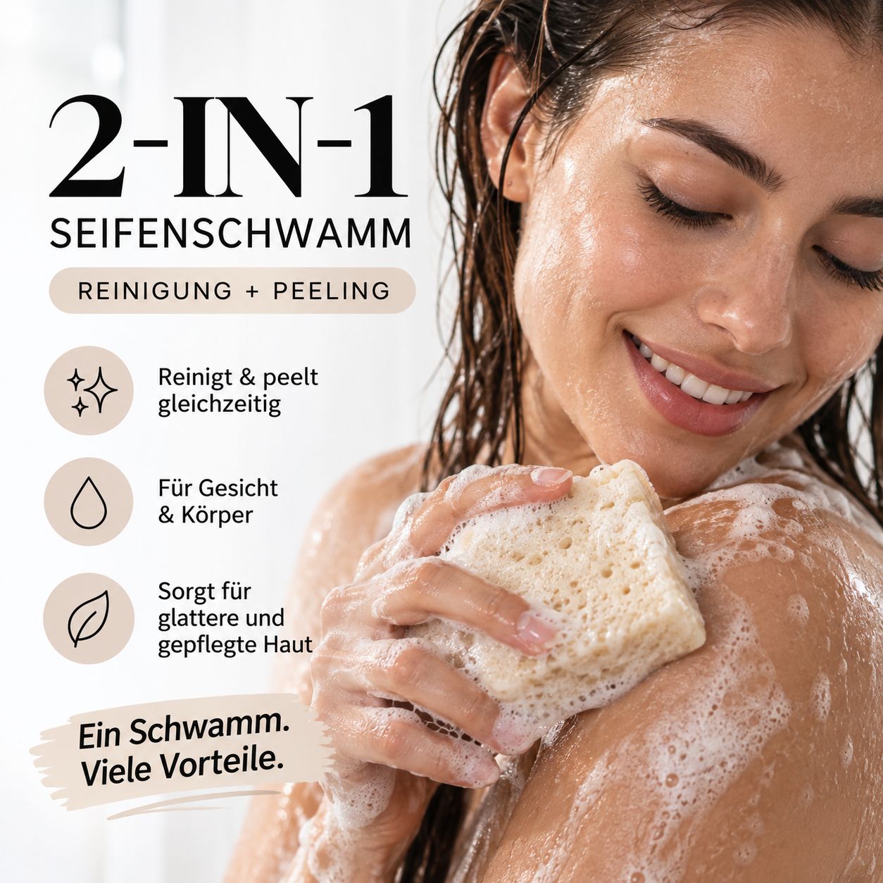 Frau mit einem Seifenschwamm in der Dusche, der Reinigung und Peeling verspricht.